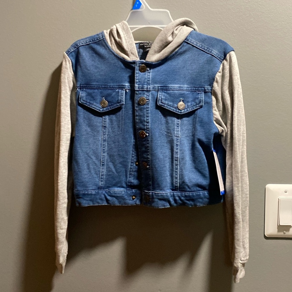 BRAND NEW GIRLS DENIM JACKET SIZE 10/12! NWT! SMOKE FREE HOME!